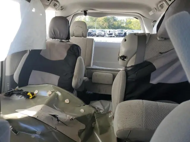 2011 TOYOTA SIENNA LE  