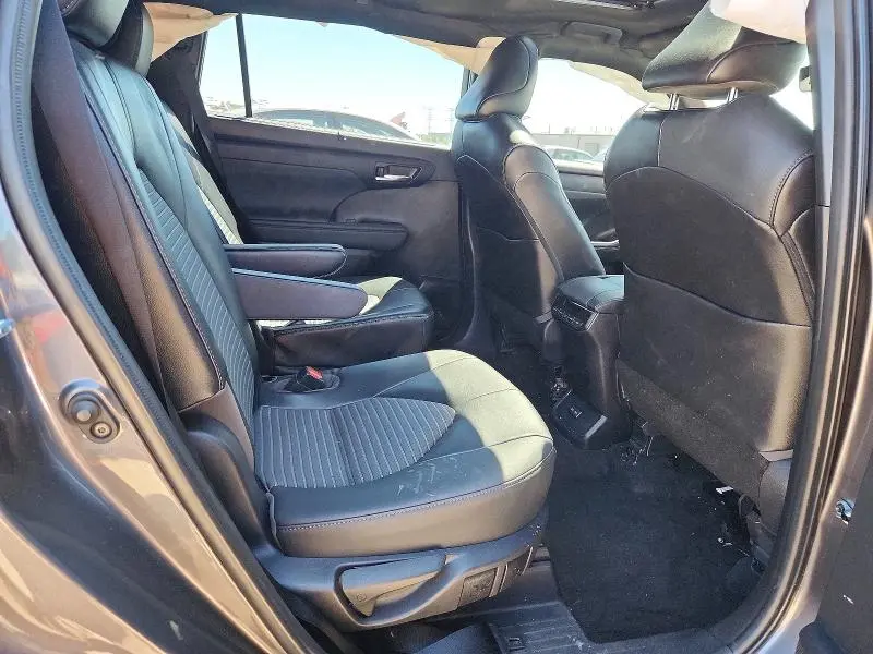 2022 TOYOTA HIGHLANDER XSE  