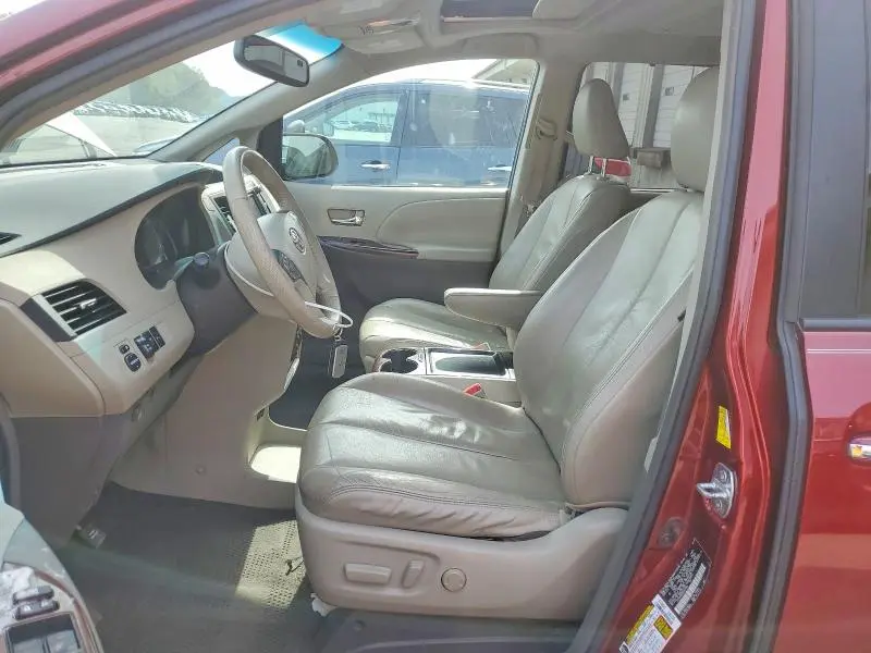 2011 TOYOTA SIENNA   