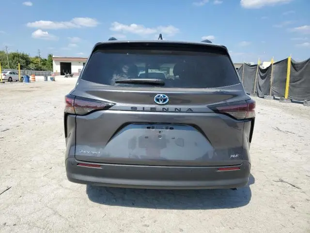2025 TOYOTA SIENNA XLE  
