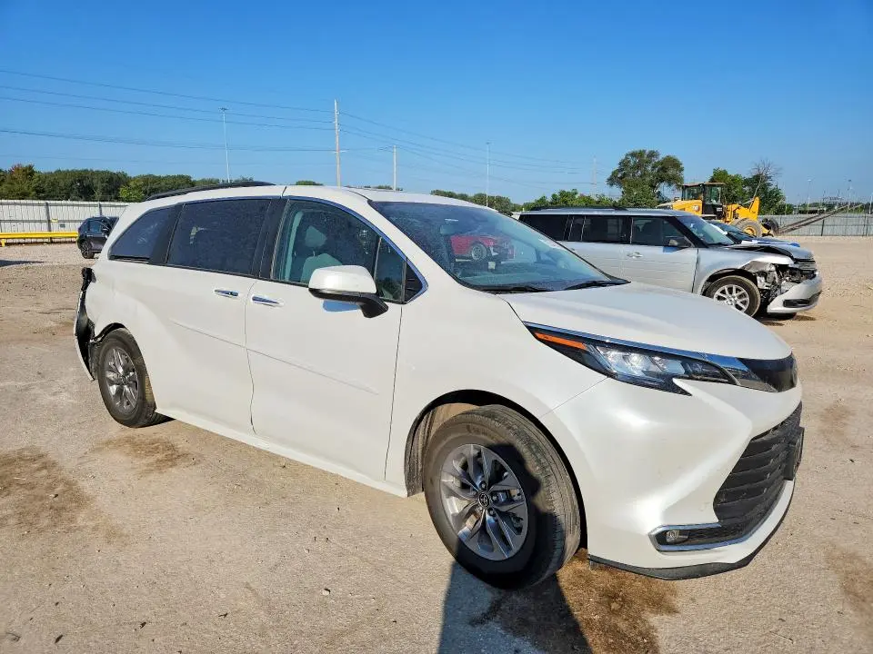 2023 TOYOTA SIENNA XLE  