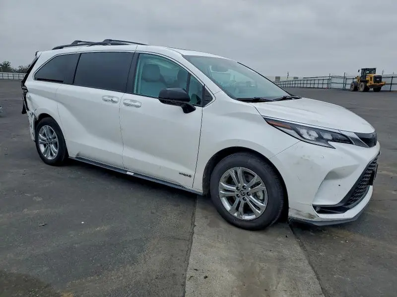 2021 TOYOTA SIENNA XSE  