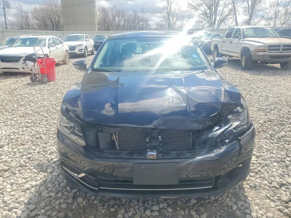 2017 VOLKSWAGEN PASSAT SE  