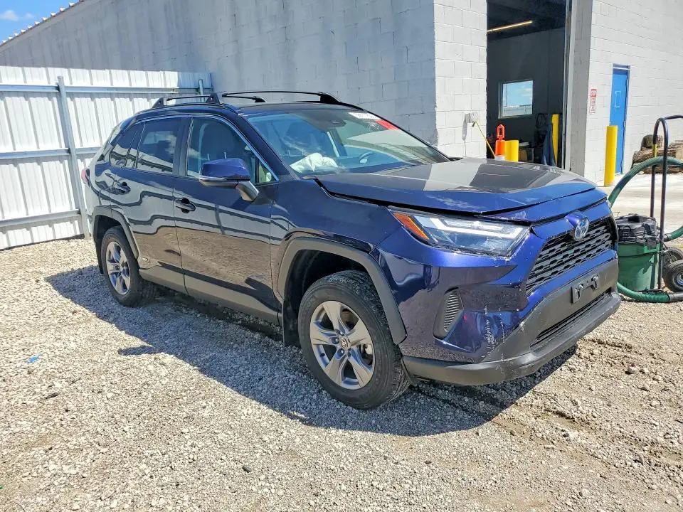 2022 TOYOTA RAV4 XLE  