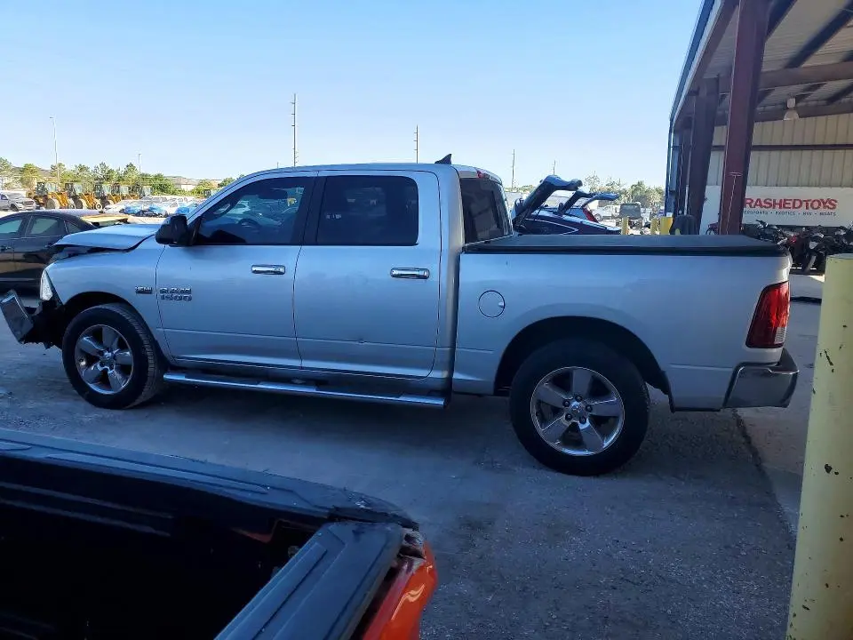 2016 RAM 1500 SLT  