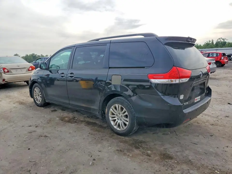 2014 TOYOTA SIENNA XLE 8-PASSENGER  