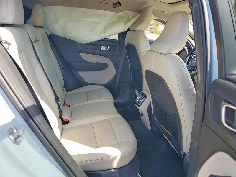 2019 VOLVO XC40 T5 MOMENTUM  