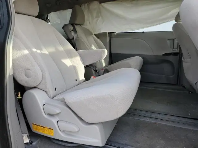 2014 TOYOTA SIENNA LE
