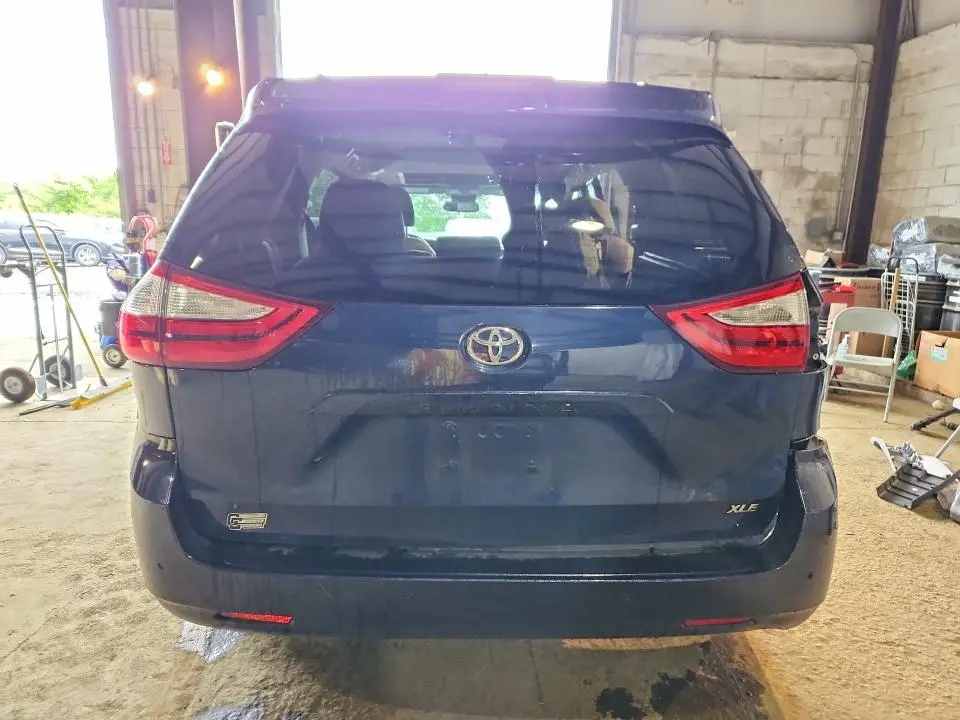 2018 TOYOTA SIENNA XLE 8-PASSENGER  