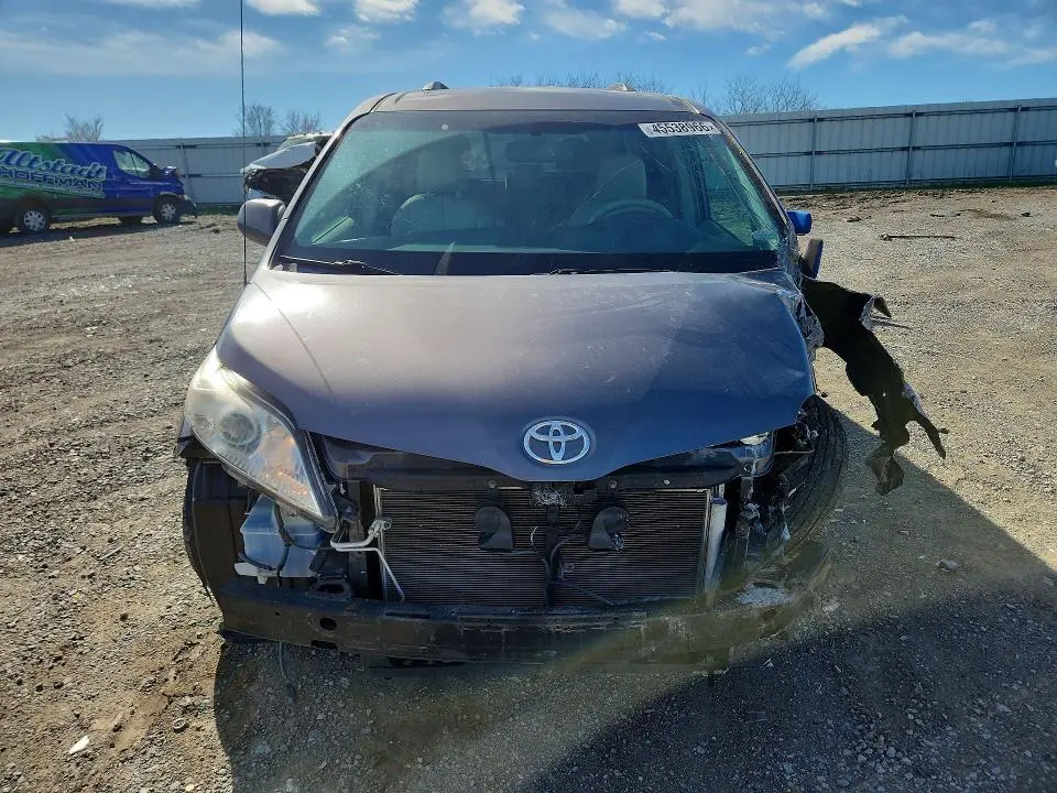 2014 TOYOTA SIENNA XLE 8-PASSENGER  