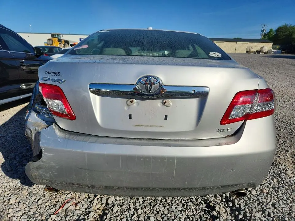 2011 TOYOTA CAMRY XLE V6  