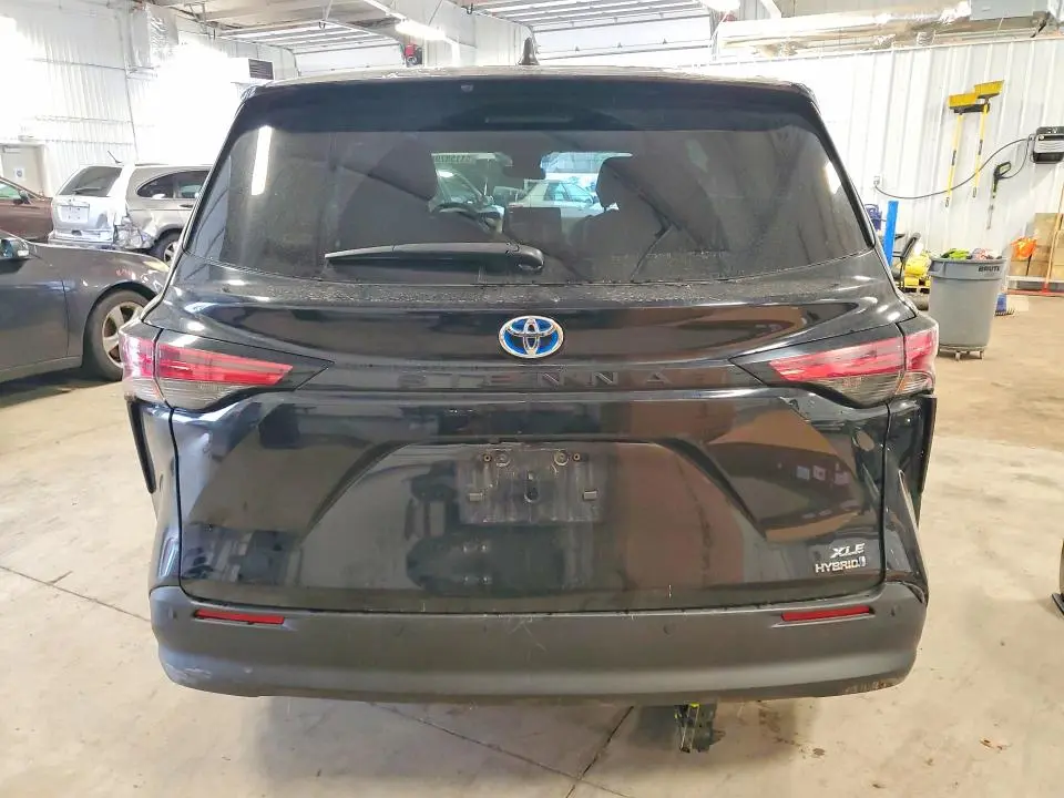 2022 TOYOTA SIENNA XLE  