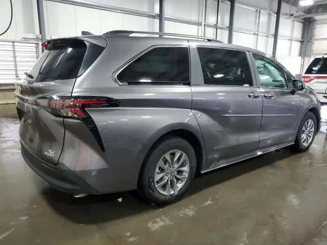 2024 TOYOTA SIENNA XLE  