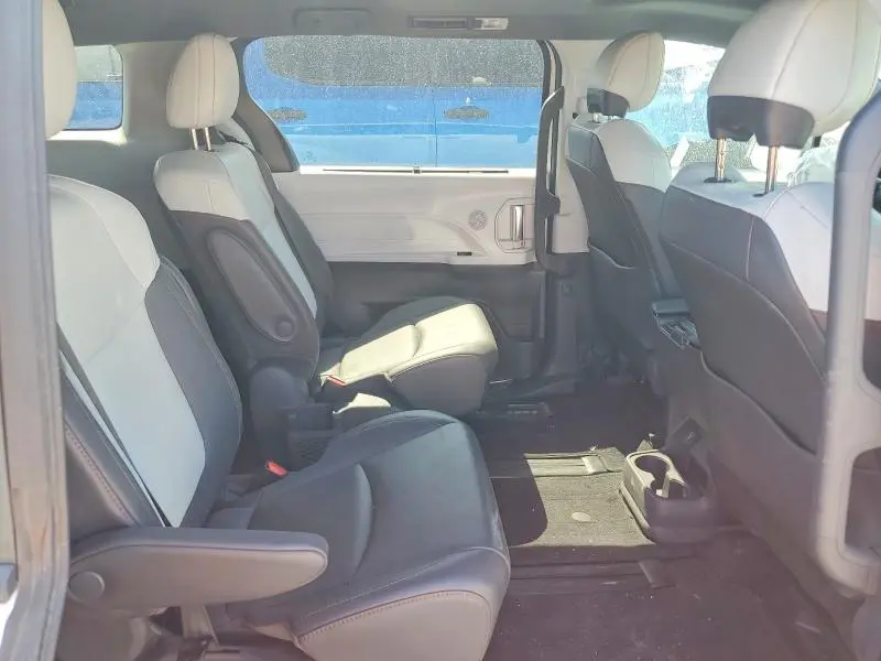 2021 TOYOTA SIENNA XSE  