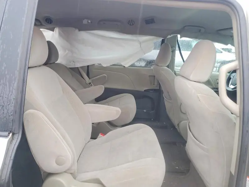 2017 TOYOTA SIENNA LE  