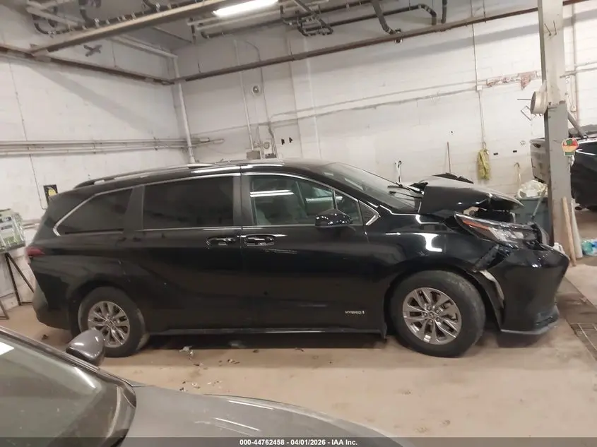 2021 TOYOTA SIENNA LE