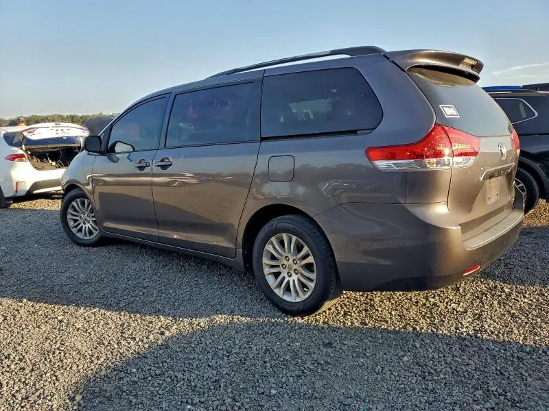 2013 TOYOTA SIENNA XLE  