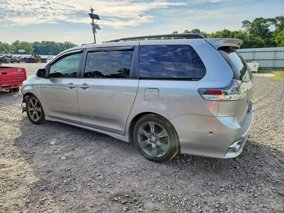 2016 TOYOTA SIENNA SE  