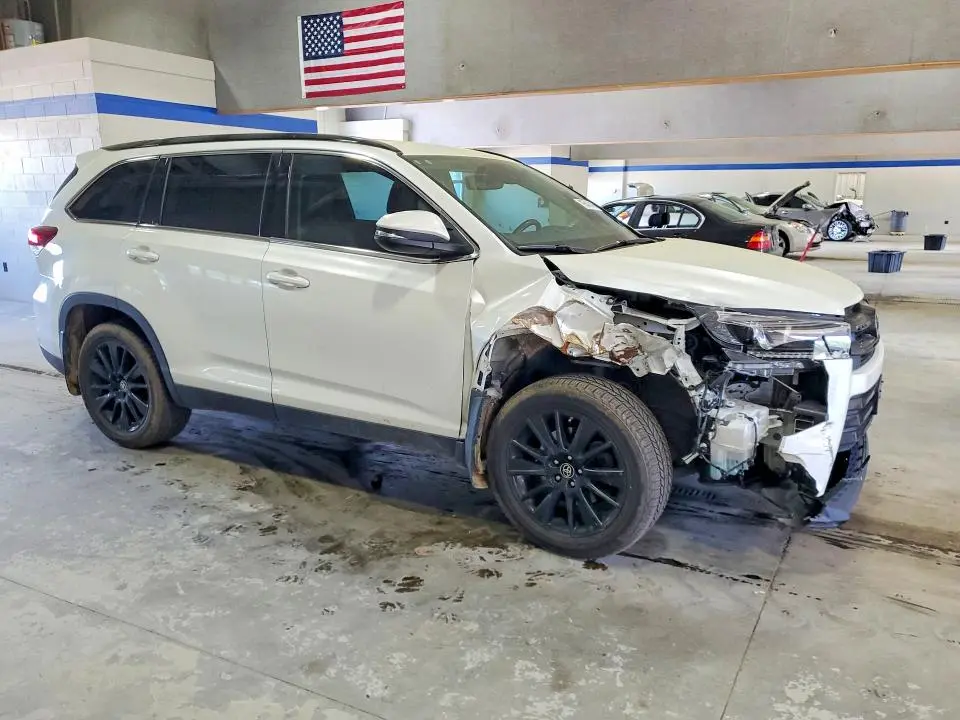 2019 TOYOTA HIGHLANDER SE  