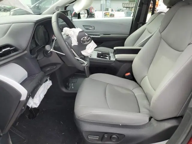 2025 TOYOTA SIENNA XLE