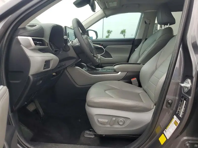 2022 TOYOTA HIGHLANDER XLE  
