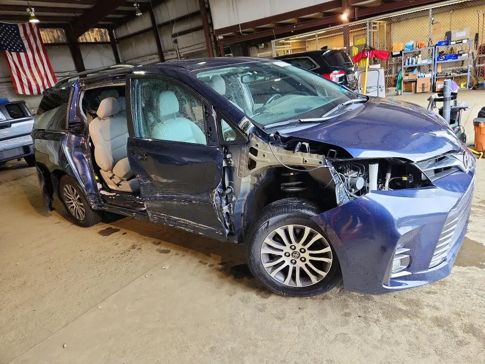 2018 TOYOTA SIENNA XLE 8-PASSENGER  
