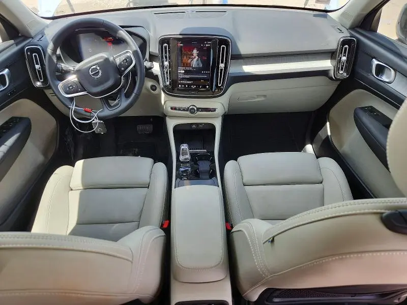 2025 VOLVO XC40 PLUS  