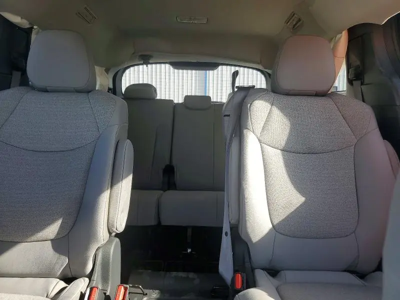 2025 TOYOTA SIENNA LE  