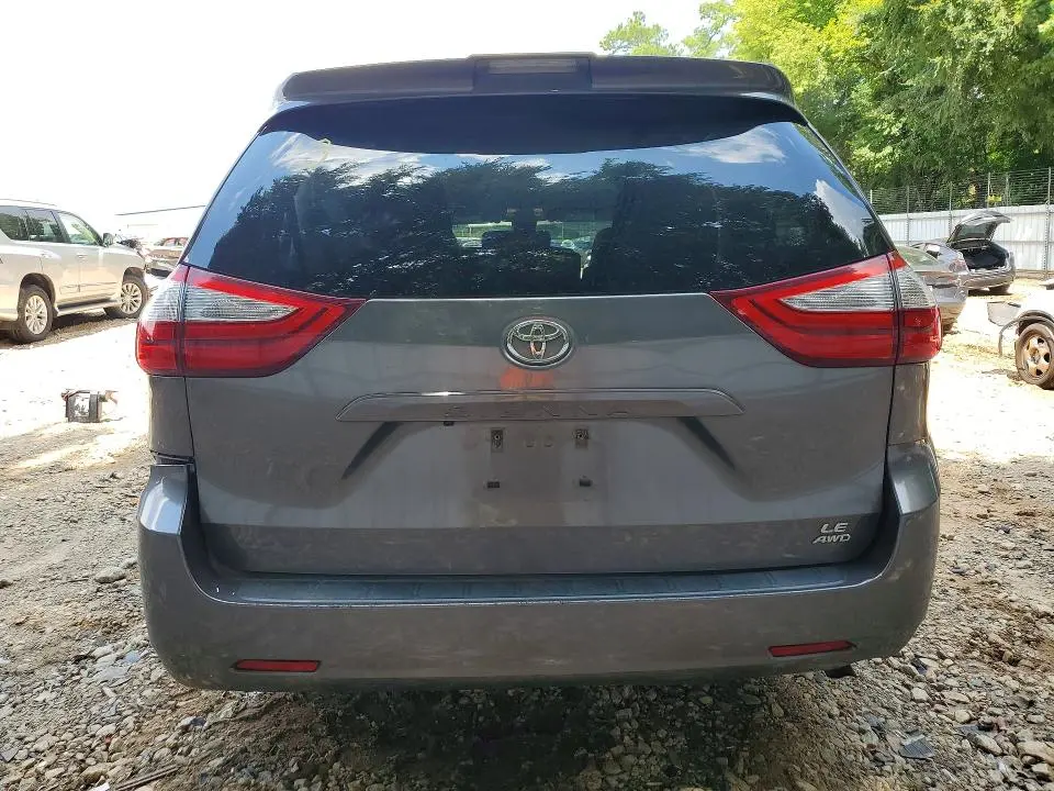 2018 TOYOTA SIENNA LE  