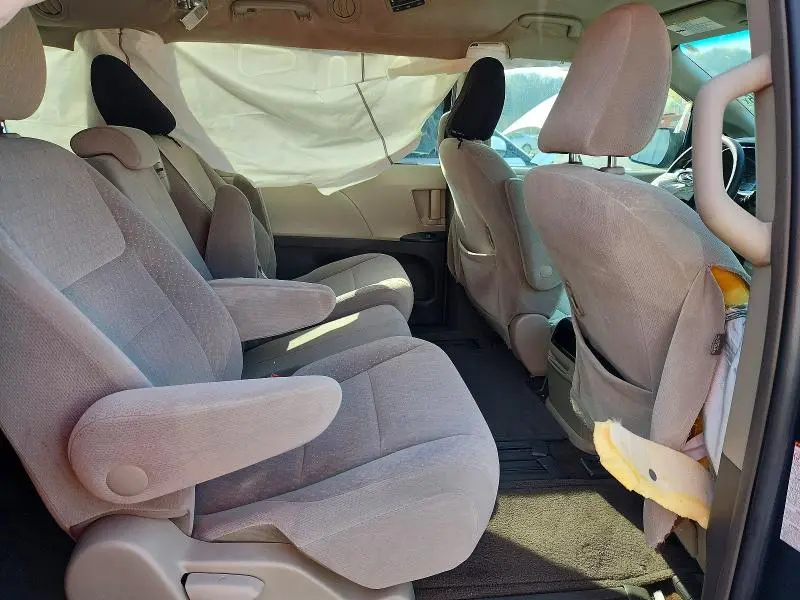 2017 TOYOTA SIENNA LE  