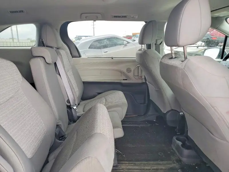 2021 TOYOTA SIENNA LE 8-PASSENGER  