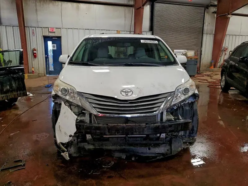 2013 TOYOTA SIENNA XLE  