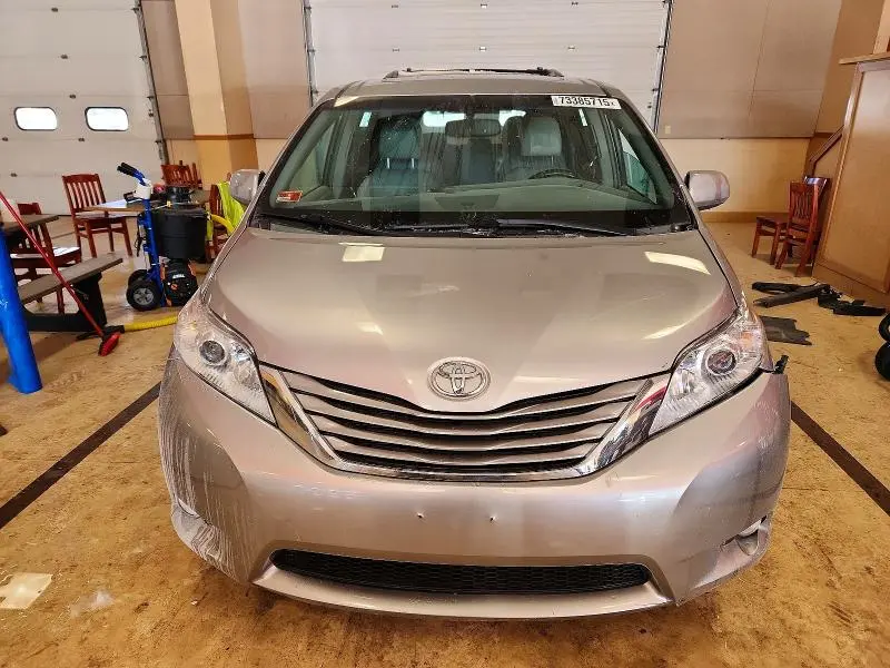 2016 TOYOTA SIENNA XLE  