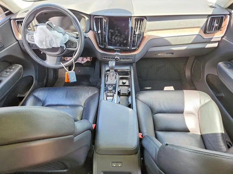 2021 VOLVO XC60 T6 MOMENTUM  