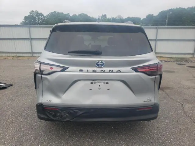 2022 TOYOTA SIENNA LE  