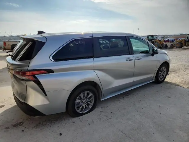 2021 TOYOTA SIENNA LE  