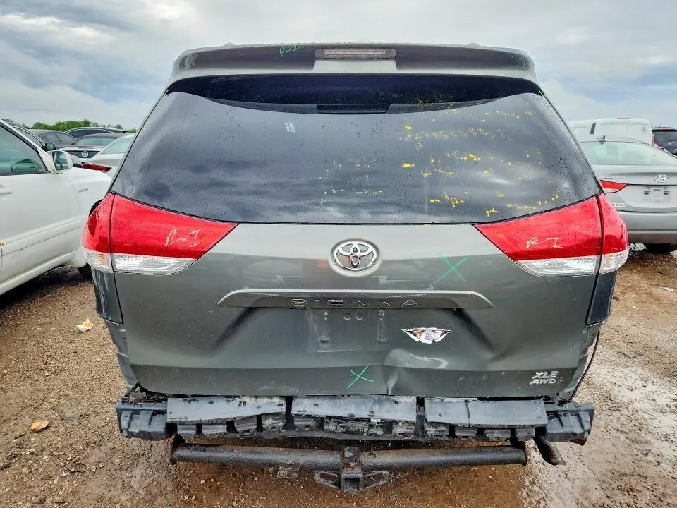 2012 TOYOTA SIENNA   