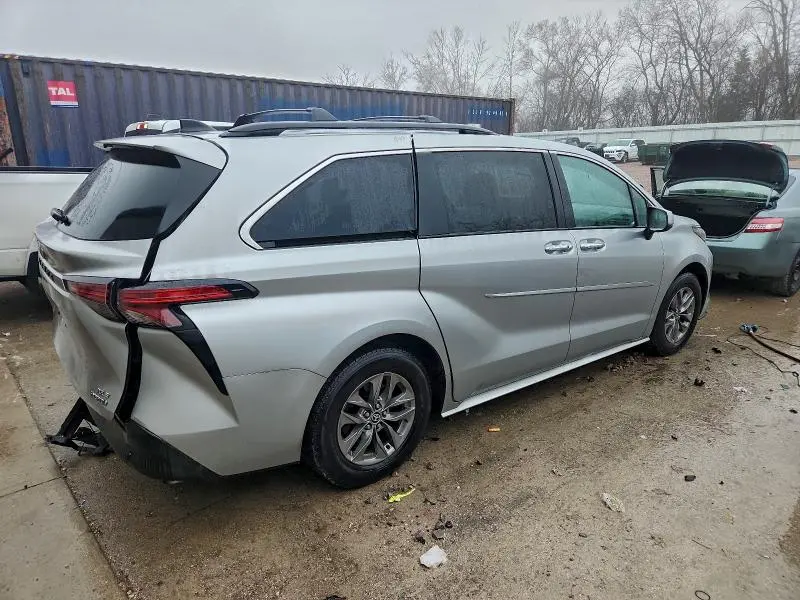 2022 TOYOTA SIENNA XLE  