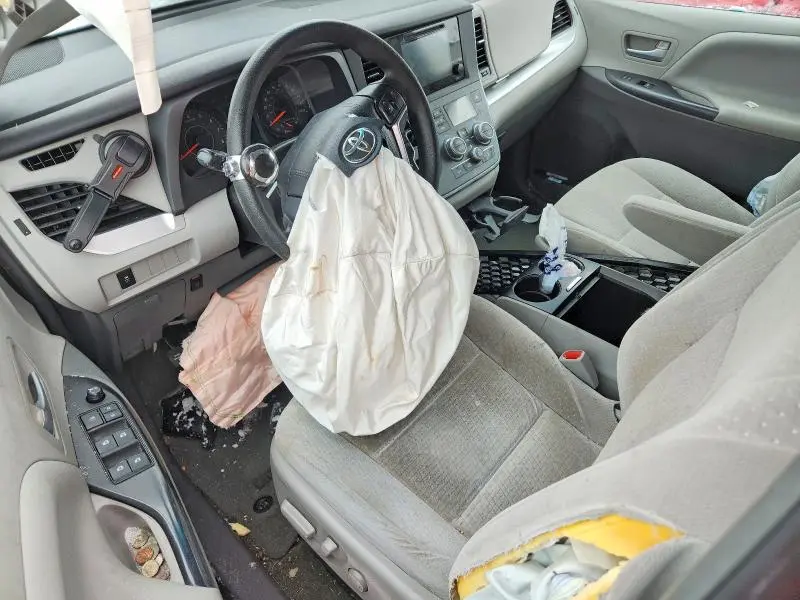 2015 TOYOTA SIENNA LE  