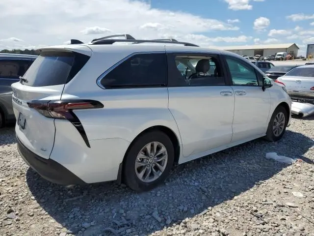 2025 TOYOTA SIENNA XLE  