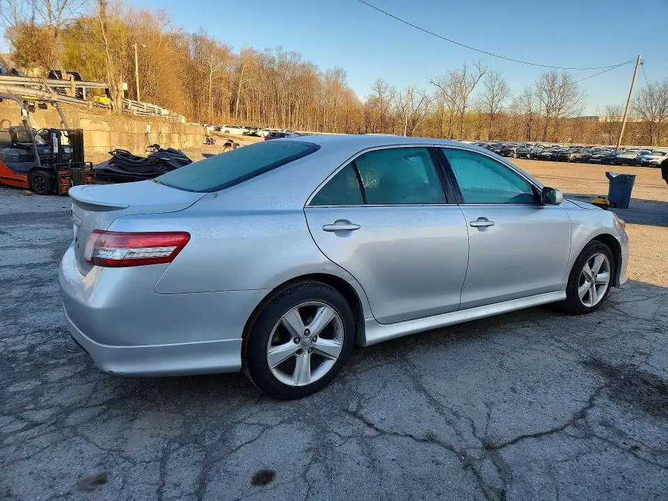 2011 TOYOTA CAMRY SE  
