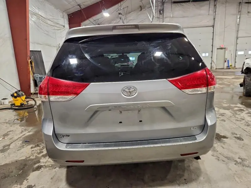 2014 TOYOTA SIENNA LE  