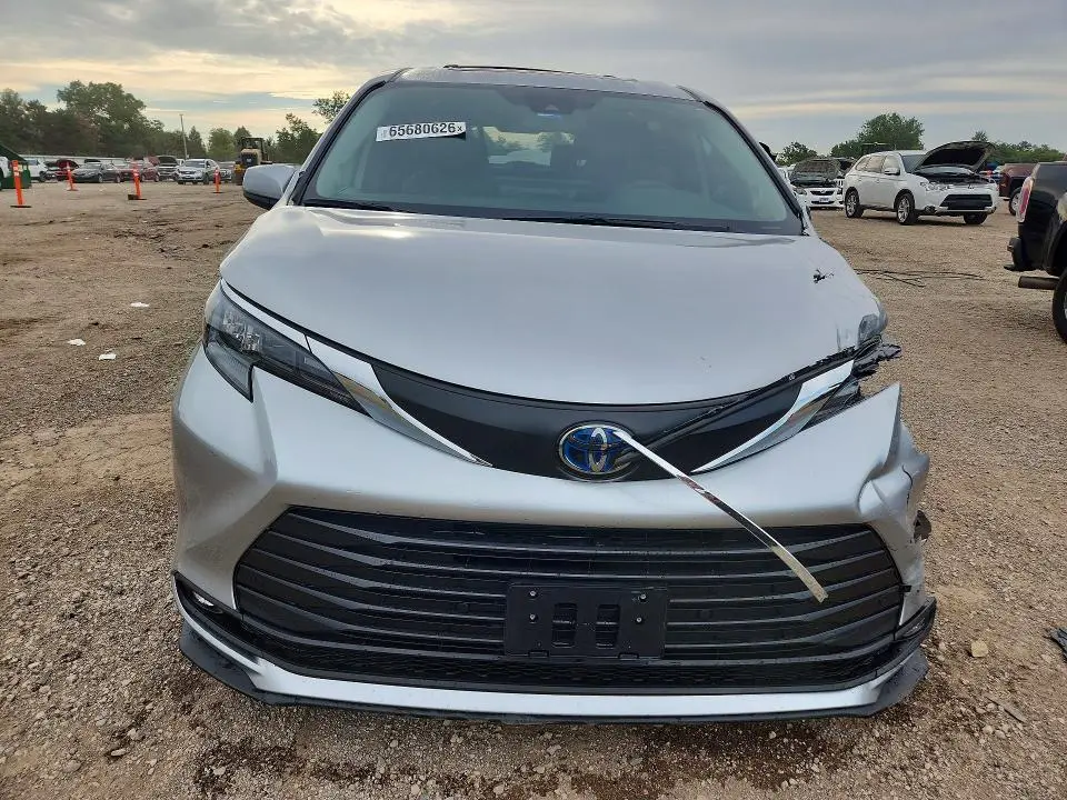 2025 TOYOTA SIENNA XLE 7-PASSENGER  