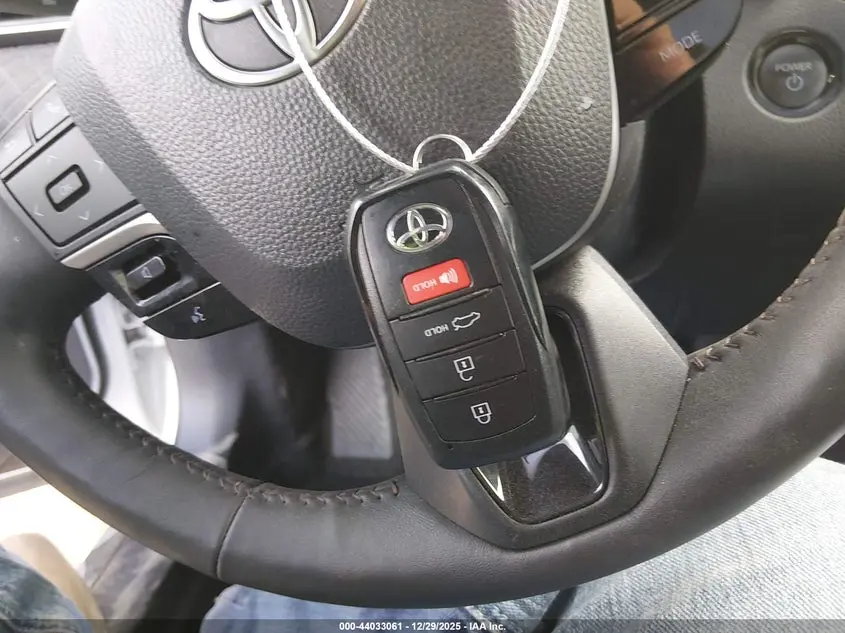 2025 TOYOTA CAMRY XLE