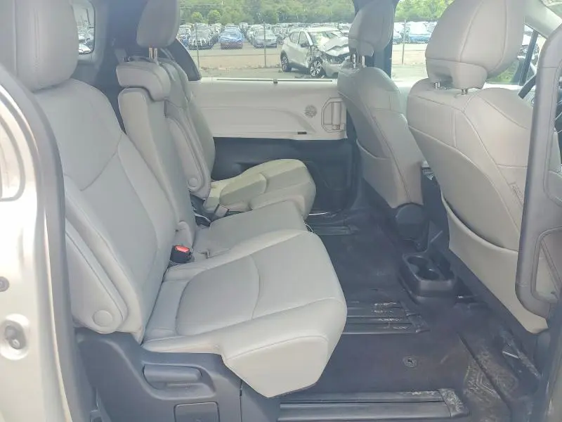 2025 TOYOTA SIENNA XLE 8-PASSENGER  