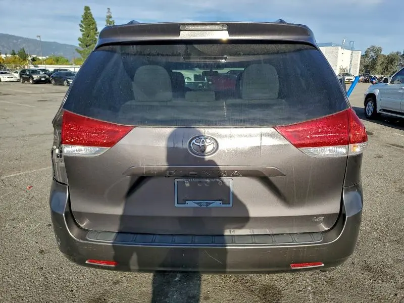 2013 TOYOTA SIENNA LE  