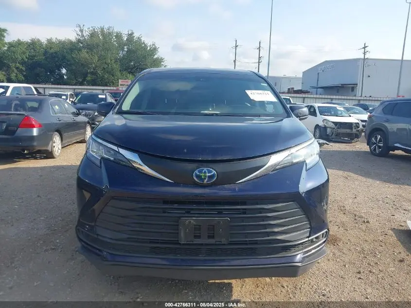 2022 TOYOTA SIENNA LE