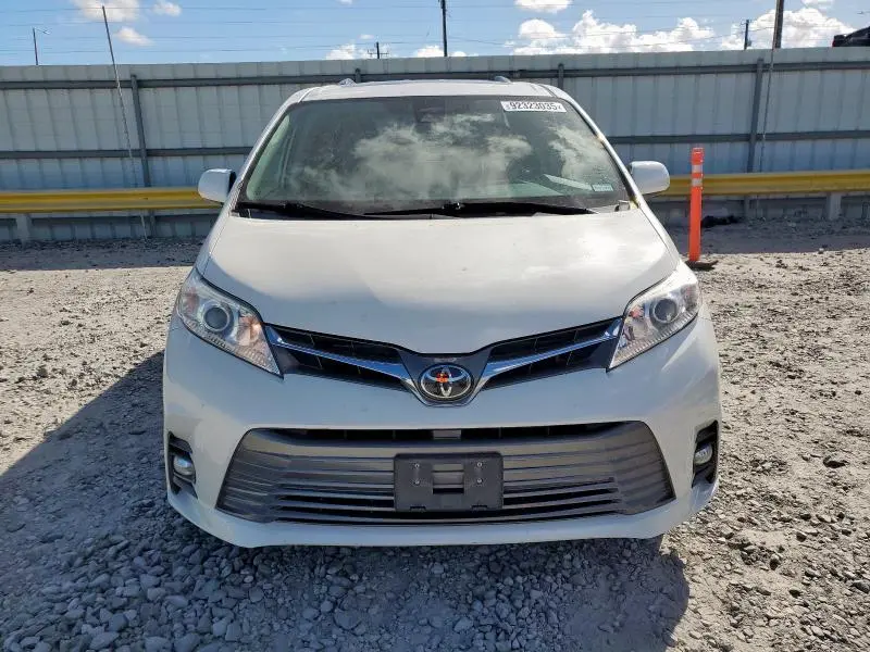 2019 TOYOTA SIENNA XLE  