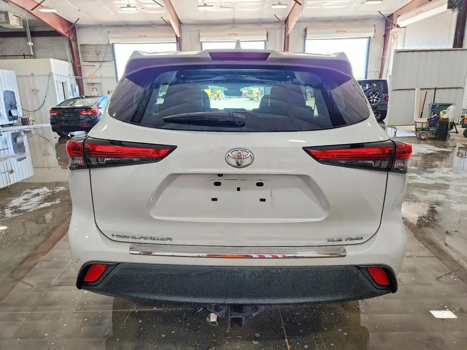 2022 TOYOTA HIGHLANDER XLE  