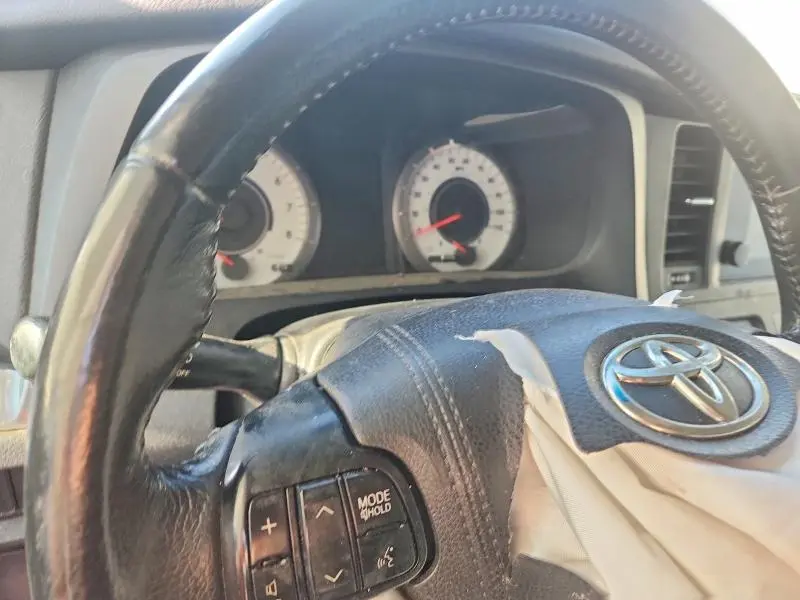 2017 TOYOTA SIENNA SE  